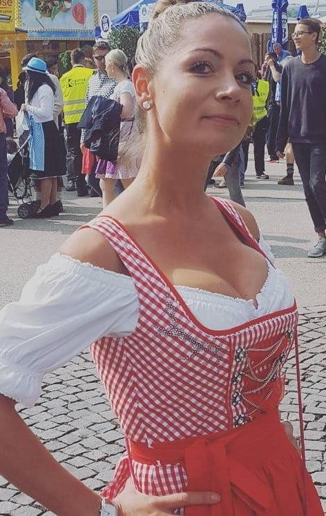 20P Sexy Dirndl Girls 404