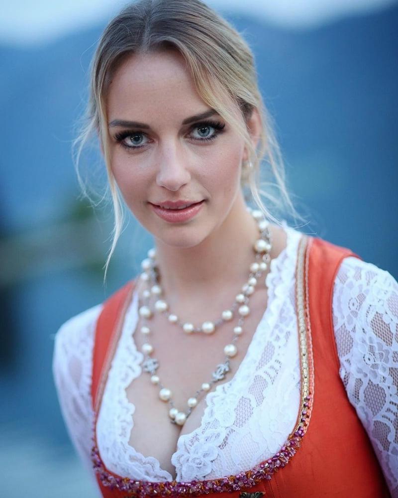 20P Sexy Dirndl Girls 404