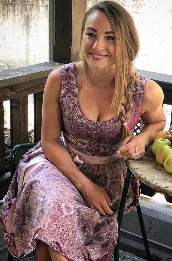 20P Sexy Dirndl Girls 404