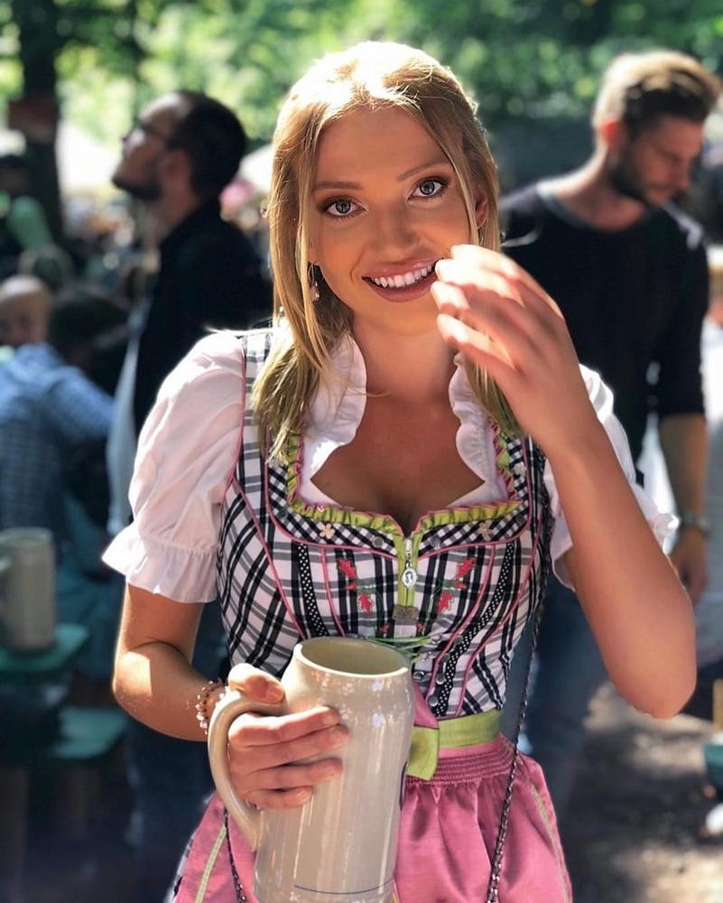 20P Sexy Dirndl Girls 404