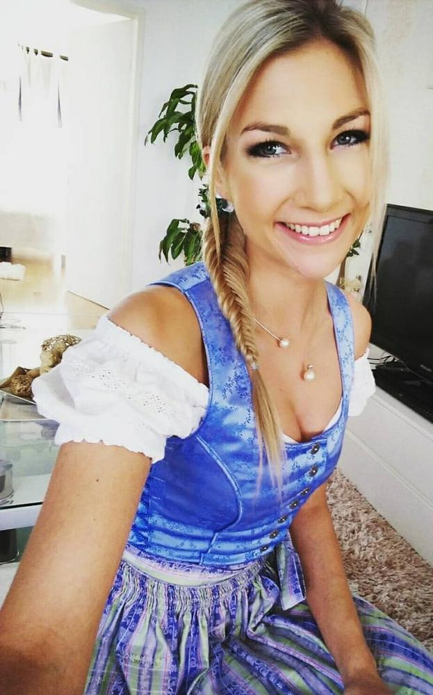 15P Sexy Dirndl Girls 403