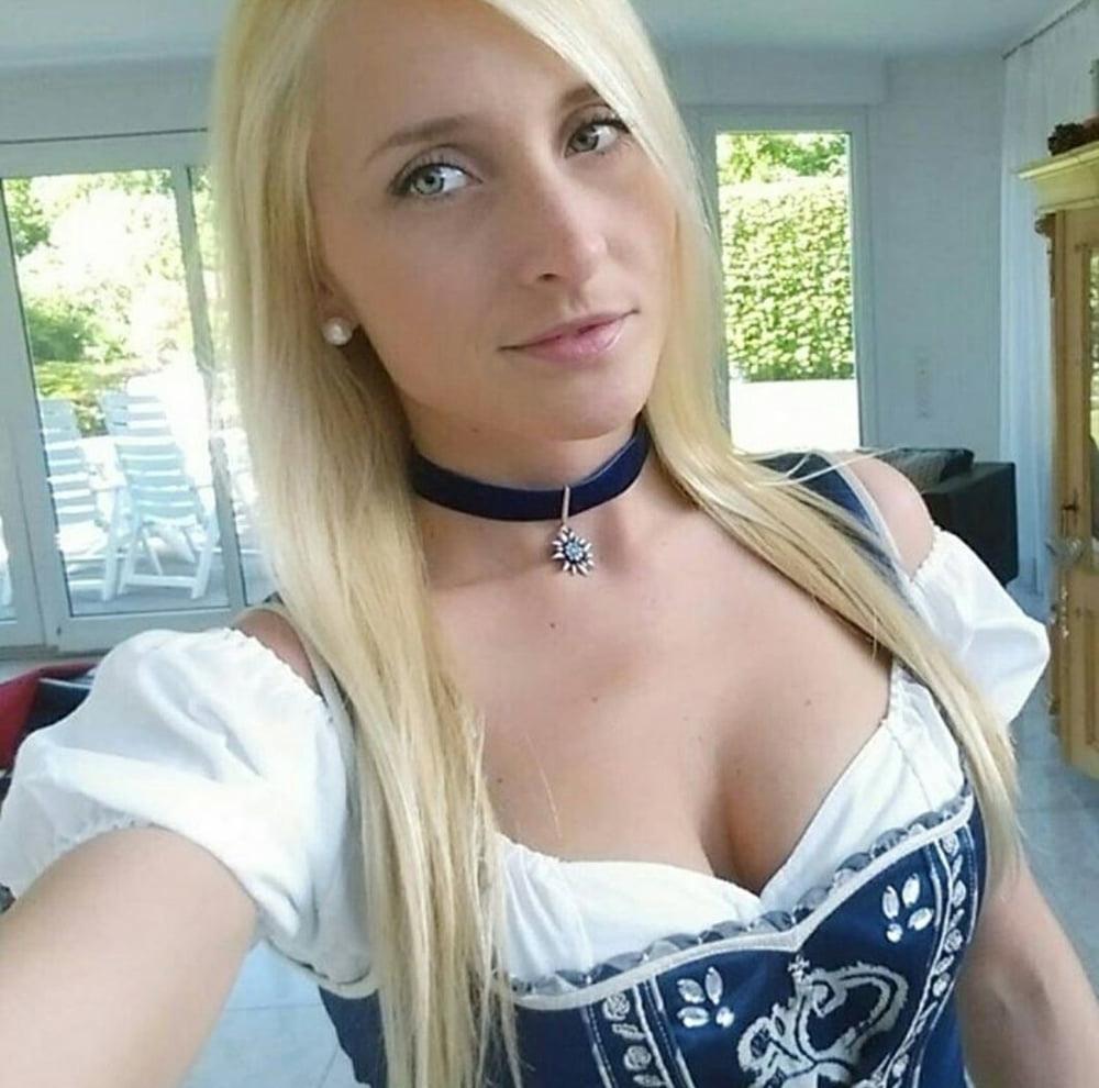 15P Sexy Dirndl Girls 401