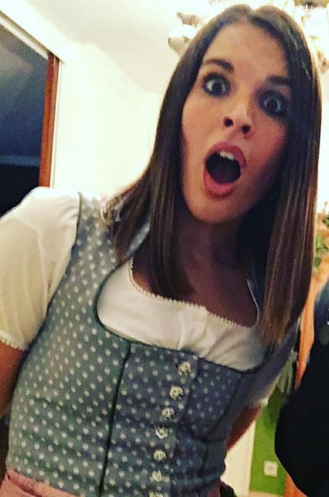 15P Sexy Dirndl Girls 401
