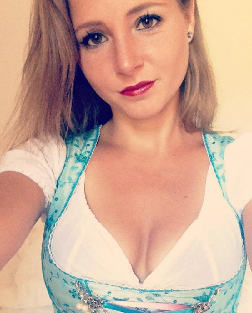 15P Sexy Dirndl Girls 401