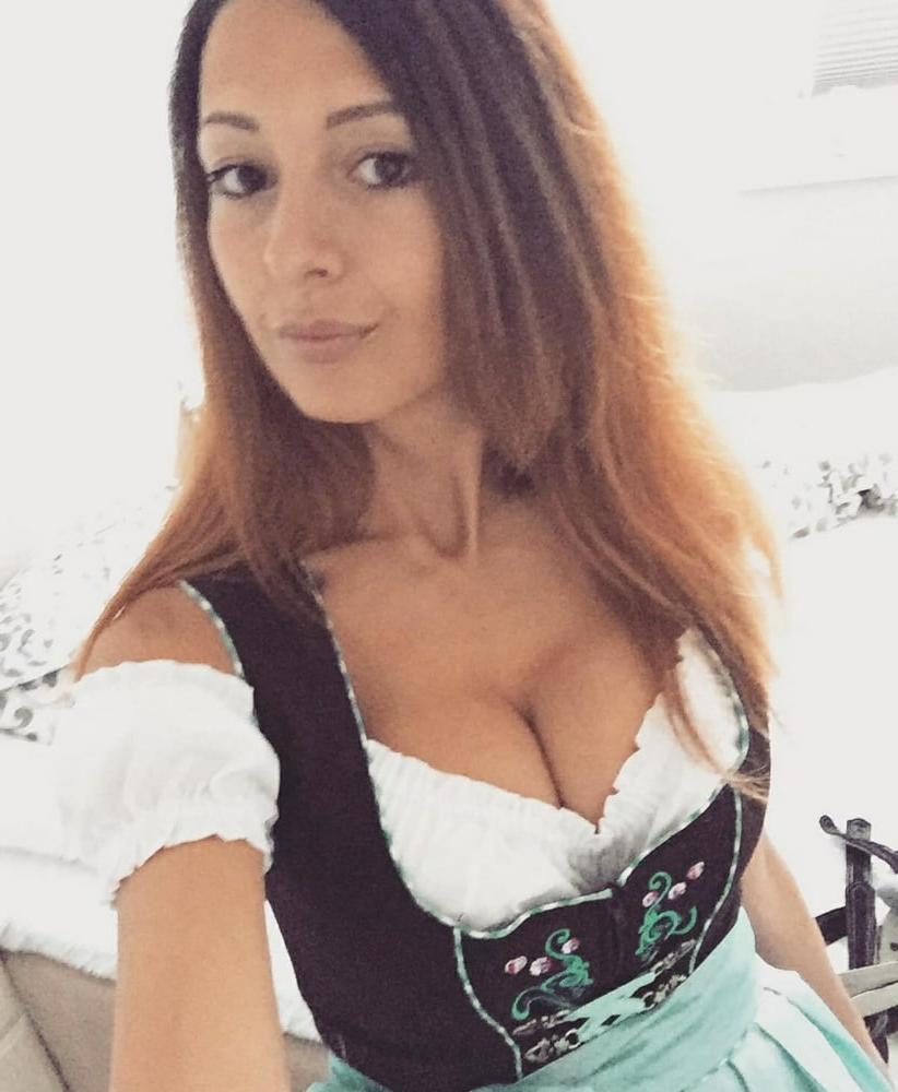 15P Sexy Dirndl Girls 401