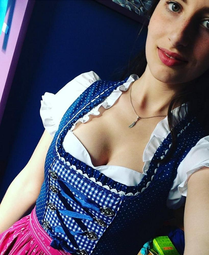 15P Sexy Dirndl Girls 401