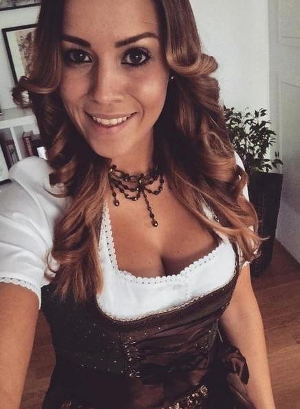 20P Sexy Dirndl Girls 400