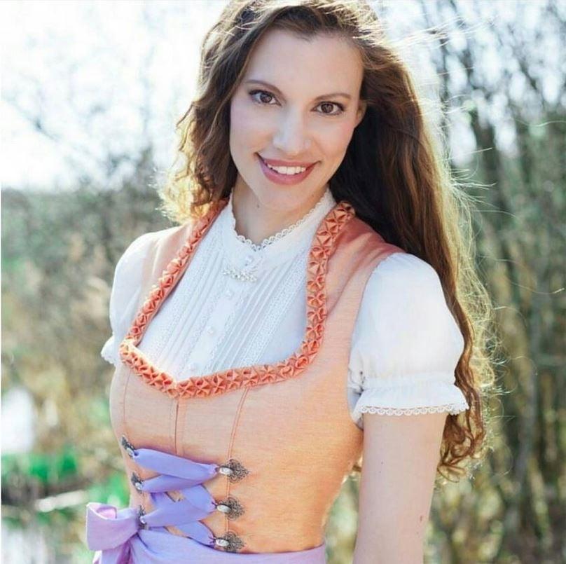 20P Sexy Dirndl Girls 400