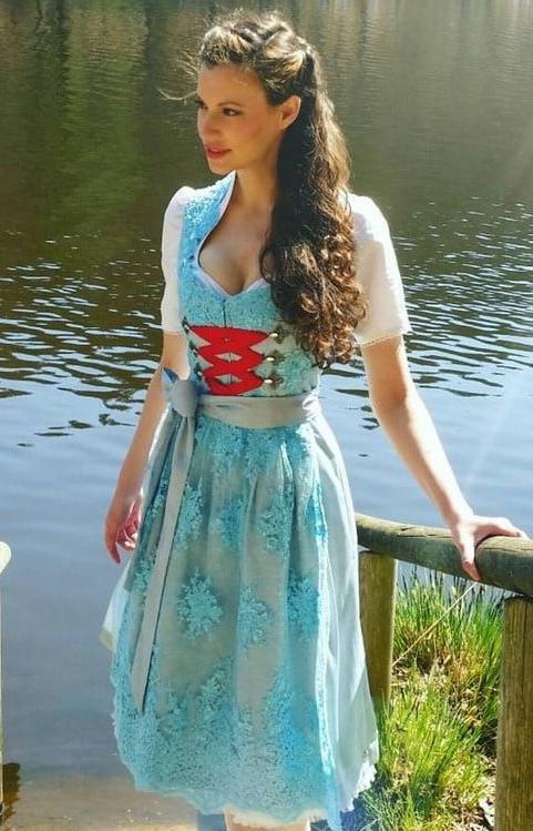 20P Sexy Dirndl Girls 400