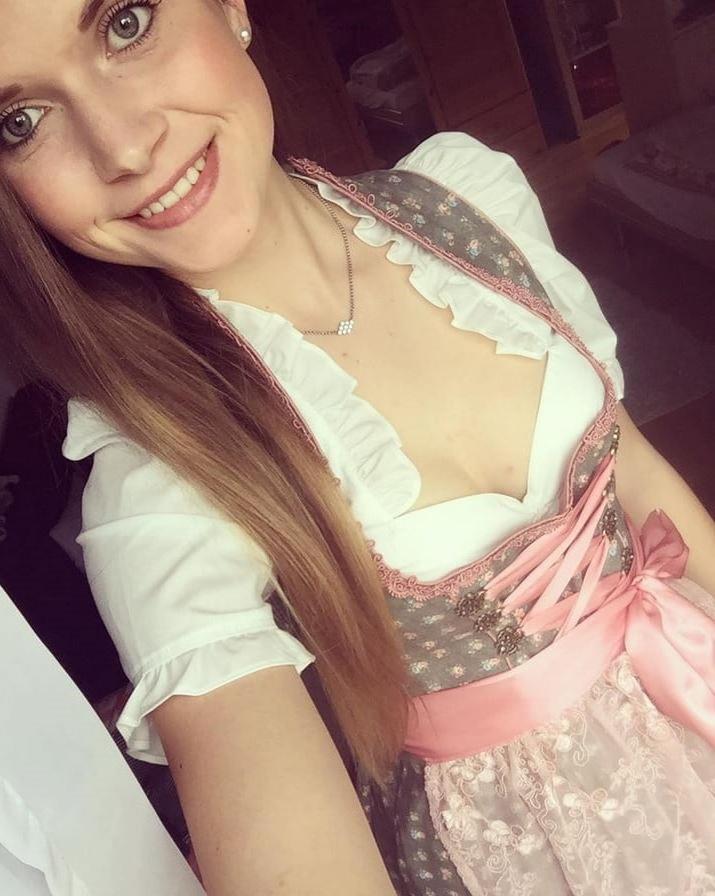 20P Sexy Dirndl Girls 400