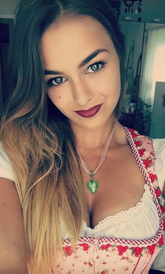 20P Sexy Dirndl Girls 400