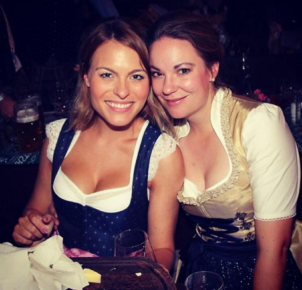 20P Sexy Dirndl Girls 400