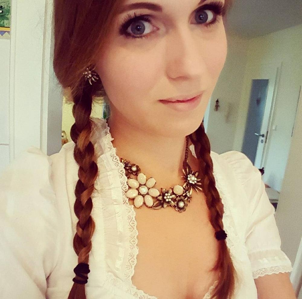 20P Sexy Dirndl Girls 400