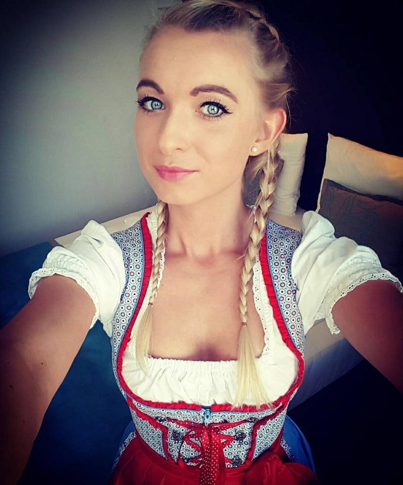 20P Sexy Dirndl Girls 400