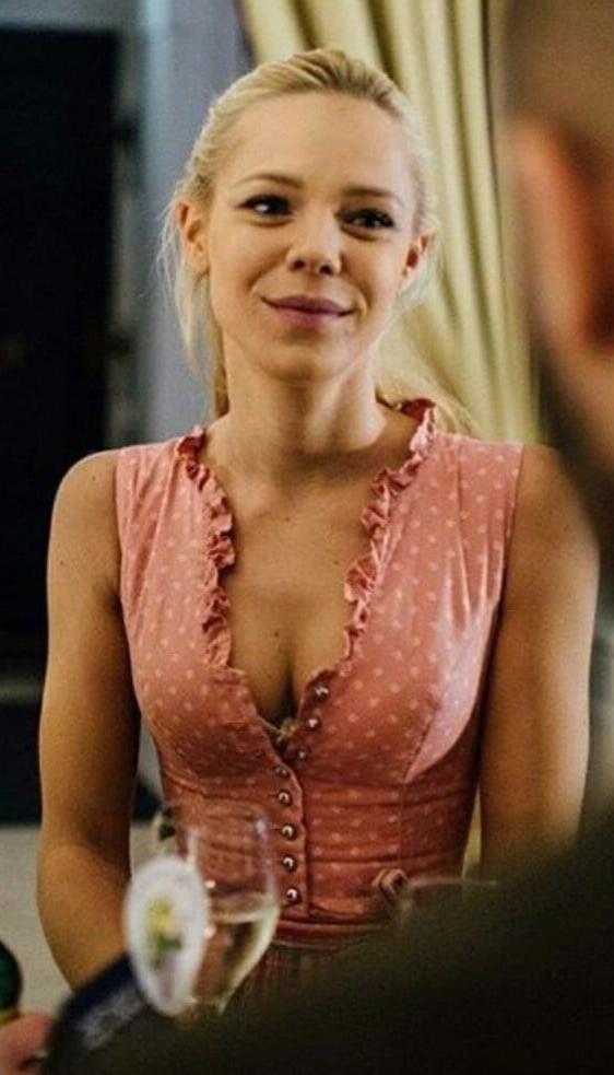 19P Sexy Dirndl Girls 398