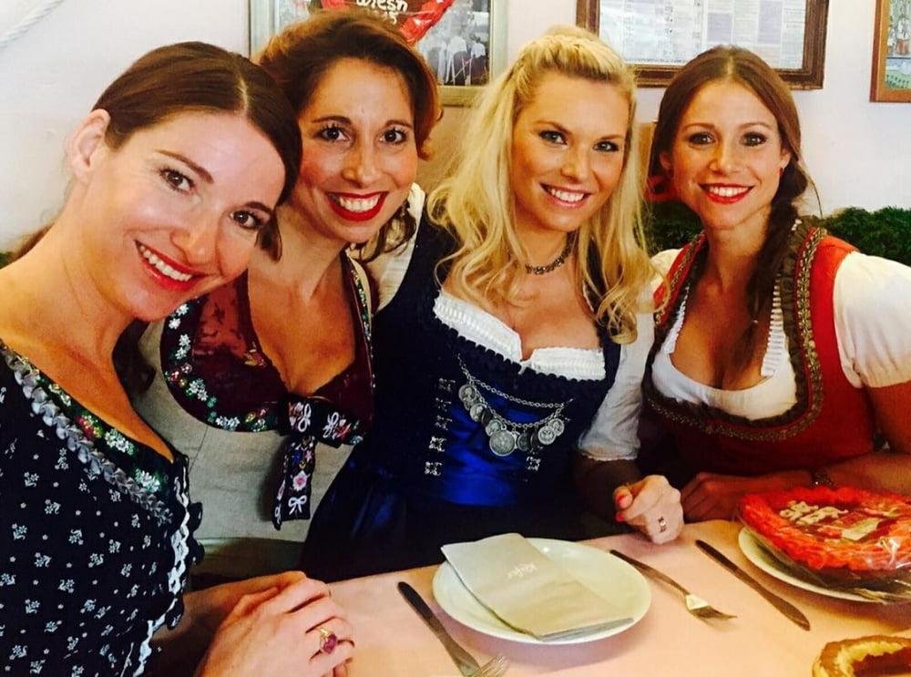 19P Sexy Dirndl Girls 398
