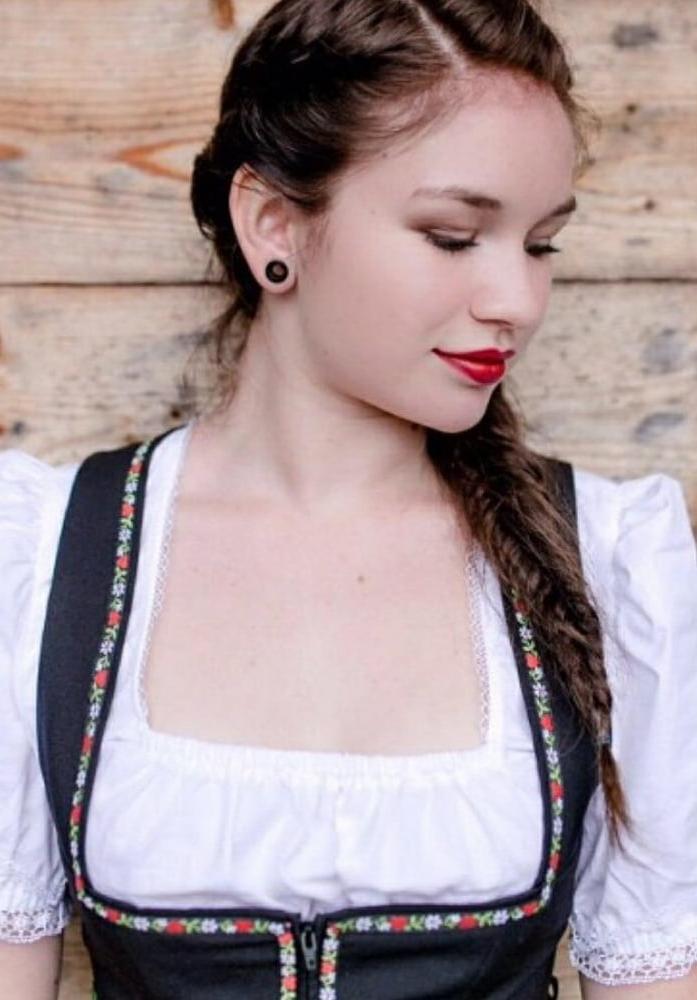 15P Sexy Dirndl Girls 399