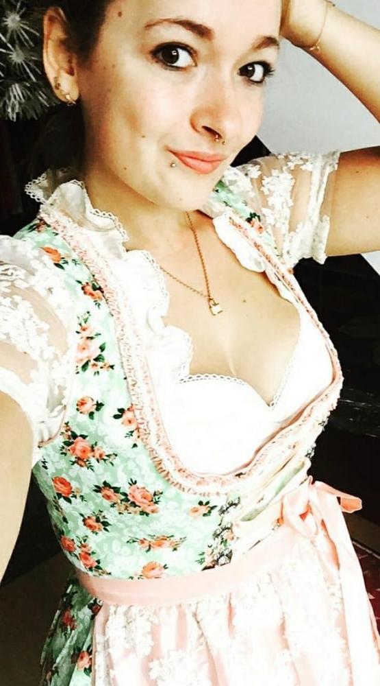 15P Sexy Dirndl Girls 399