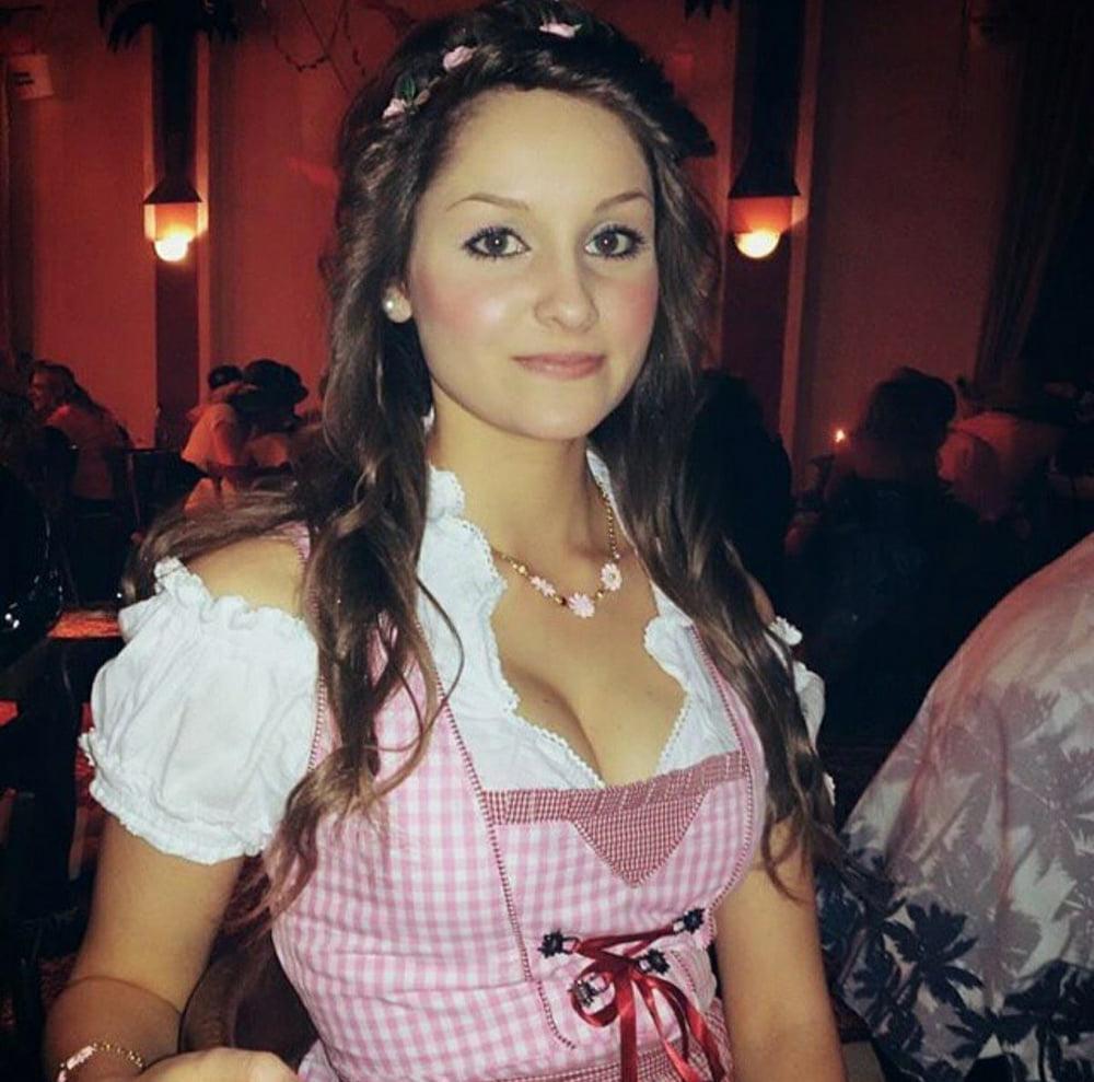 15P Sexy Dirndl Girls 399