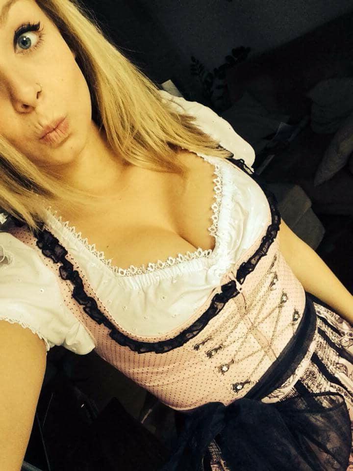 15P Sexy Dirndl Girls 399