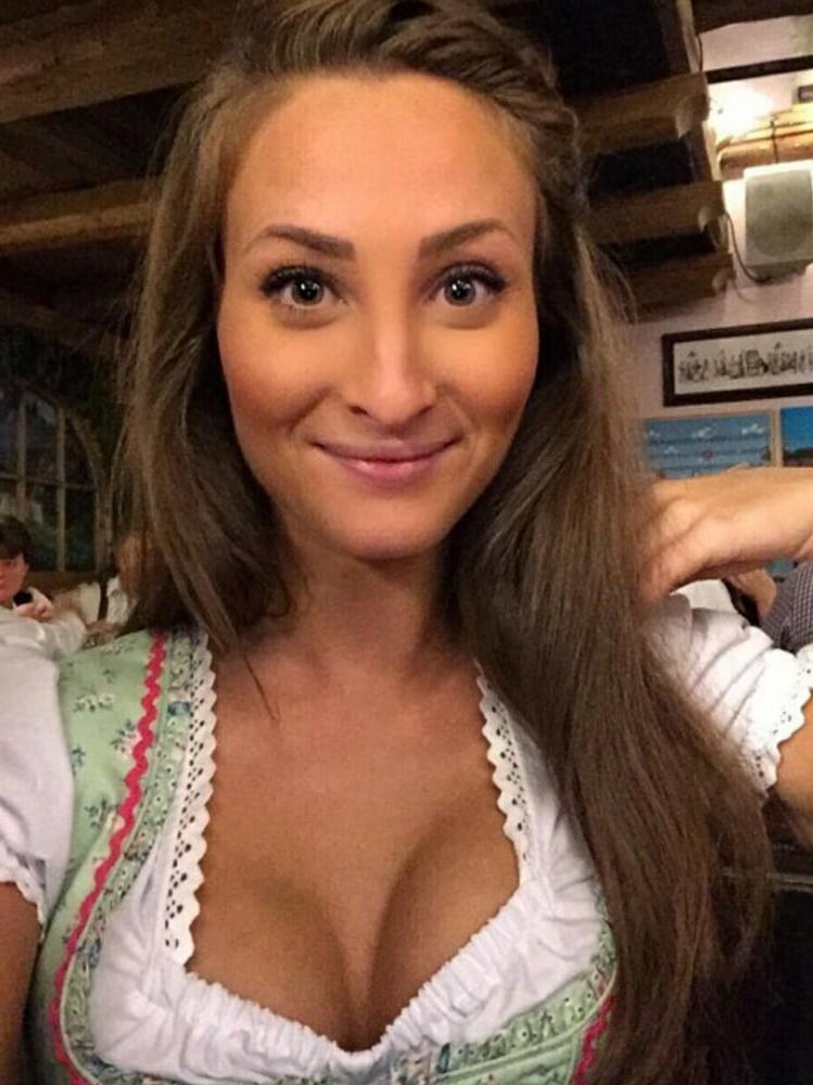 15P Sexy Dirndl Girls 399