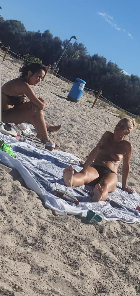 23P Girls from beach