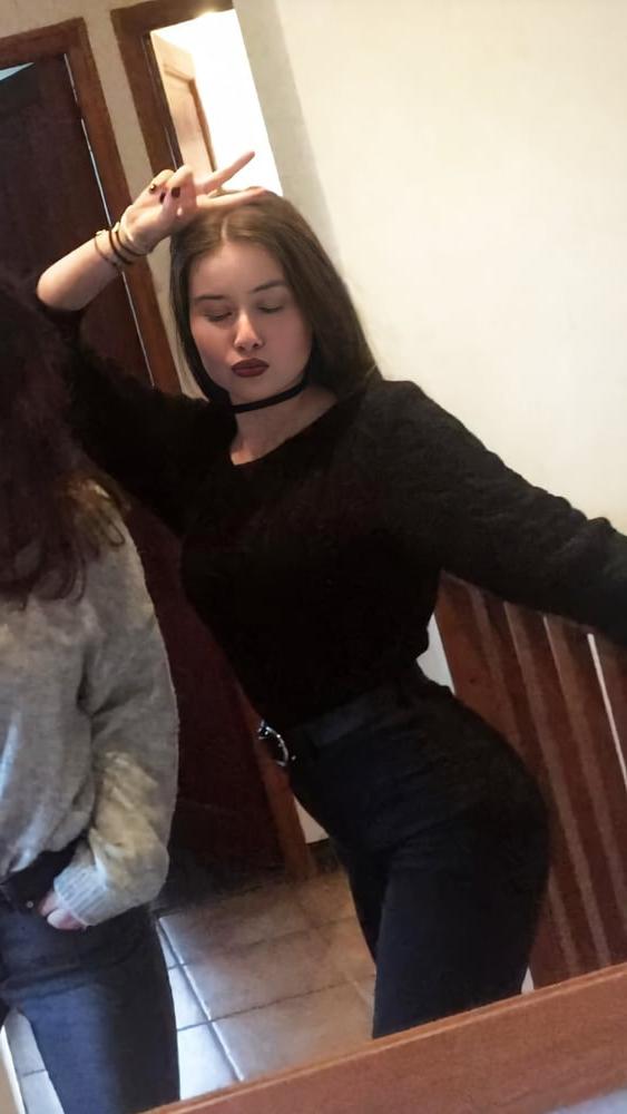8P Petite salope brune francaise face a foutre (commentez hard)
