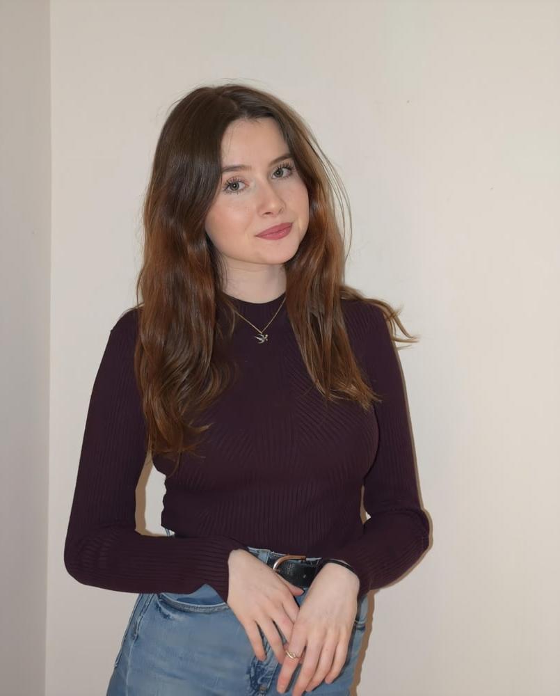 8P Petite salope brune francaise face a foutre (commentez hard)