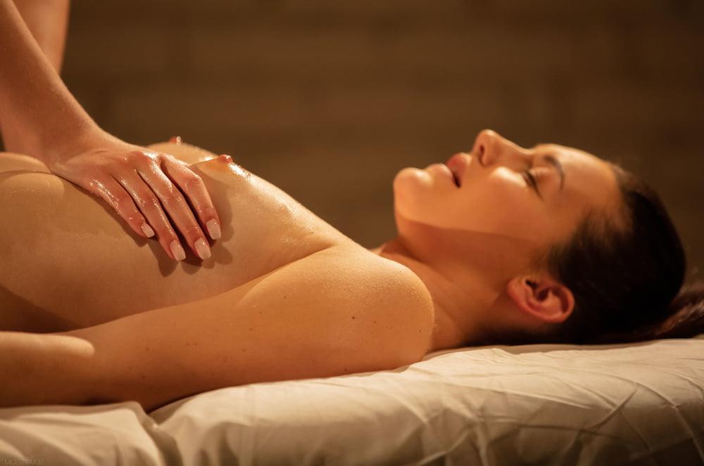 25P Lesbian massage room