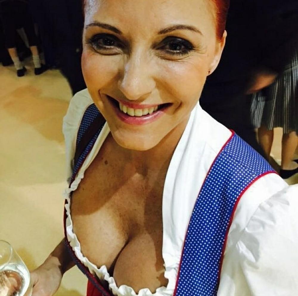 15P Sexy Dirndl Girls 394