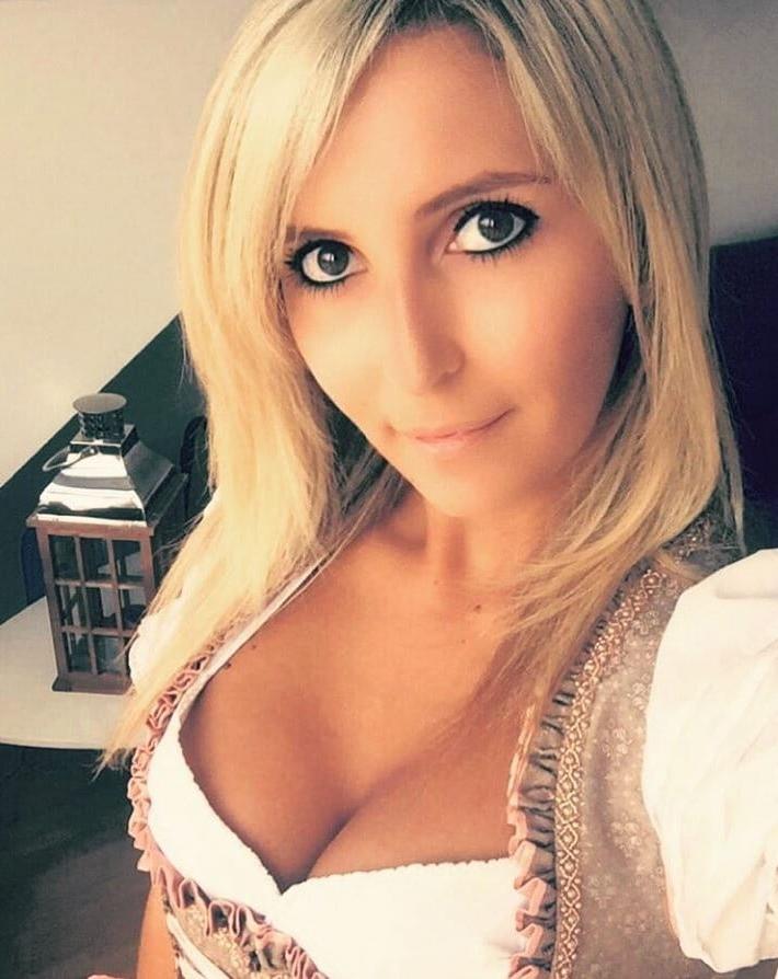 15P Sexy Dirndl Girls 394