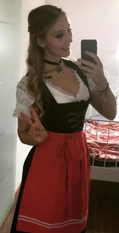 20P Sexy Dirndl Girls 393