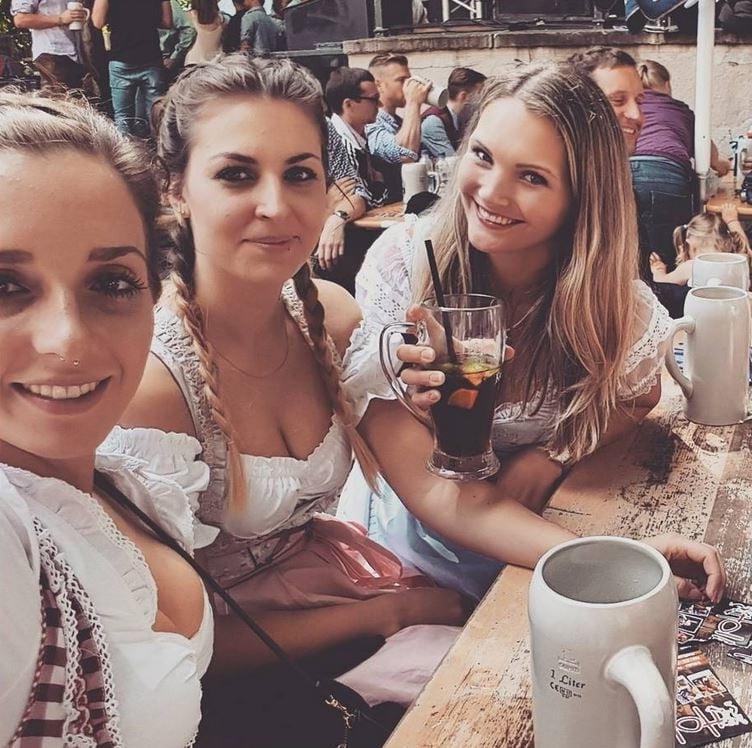 20P Sexy Dirndl Girls 393