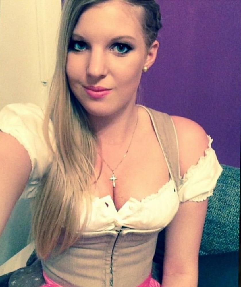 20P Sexy Dirndl Girls 393