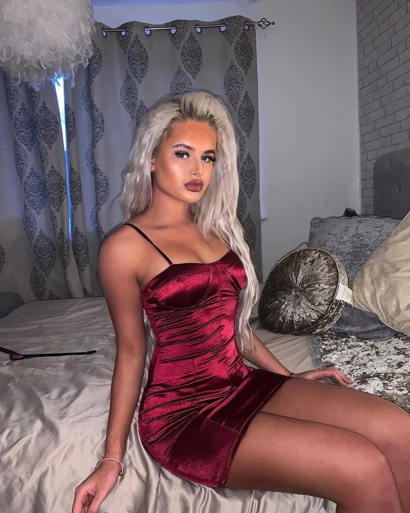 25P Stay home and wank your cock..she is off out with the girls