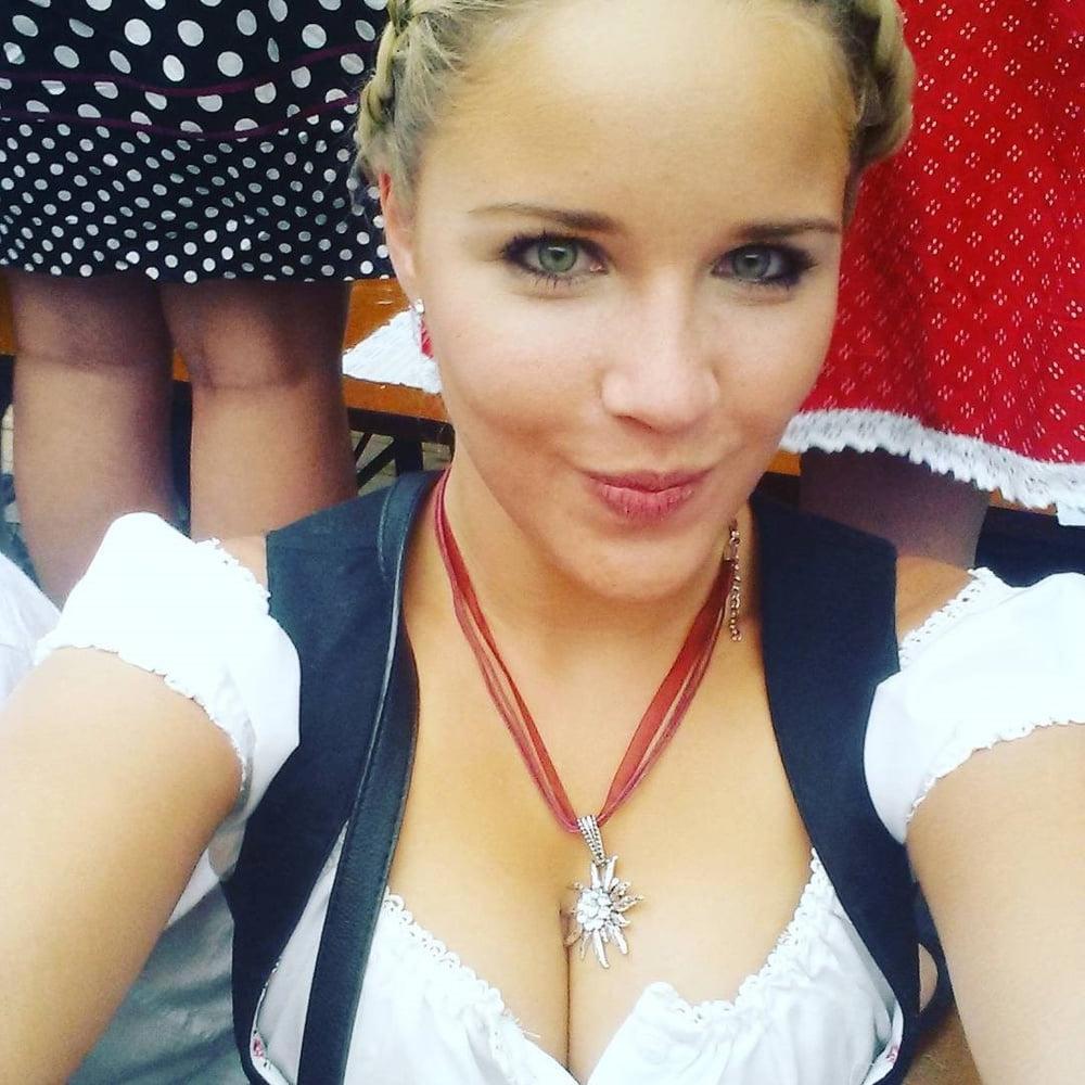 15P Sexy Dirndl Girls 392