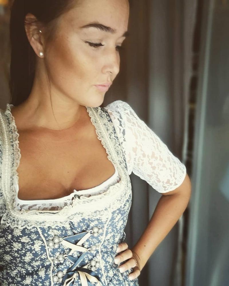 15P Sexy Dirndl Girls 392