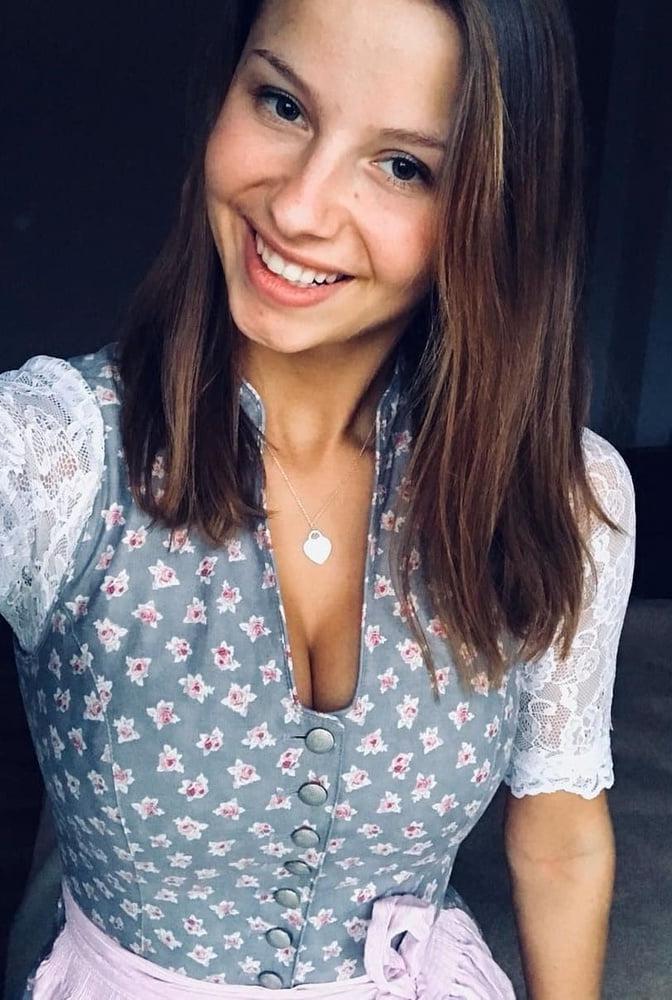 15P Sexy Dirndl Girls 392