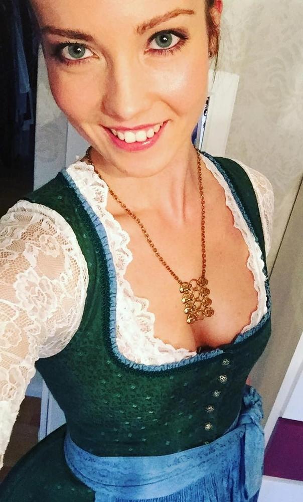 15P Sexy Dirndl Girls 392