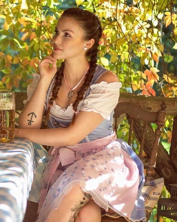 15P Sexy Dirndl Girls 392