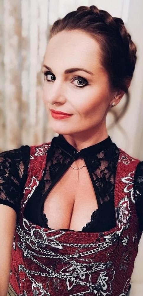 15P Sexy Dirndl Girls 392