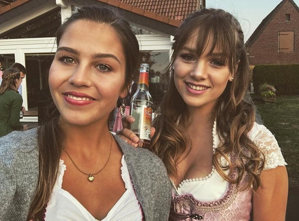 15P Sexy Dirndl Girls 392