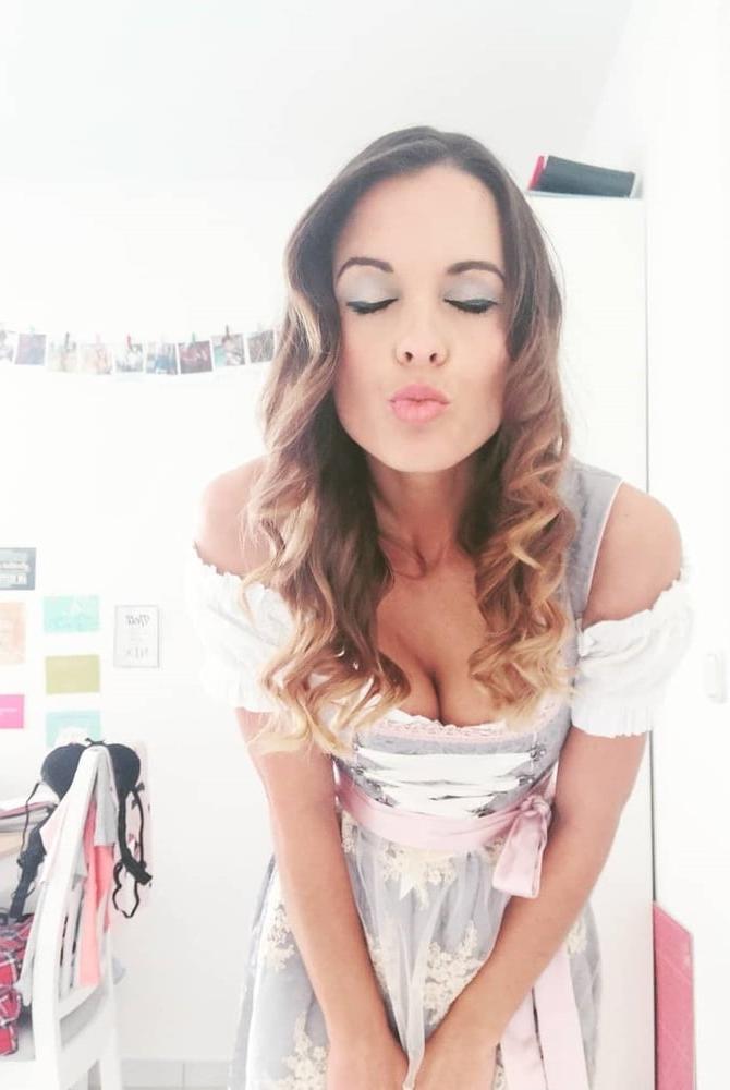 15P Sexy Dirndl Girls 391