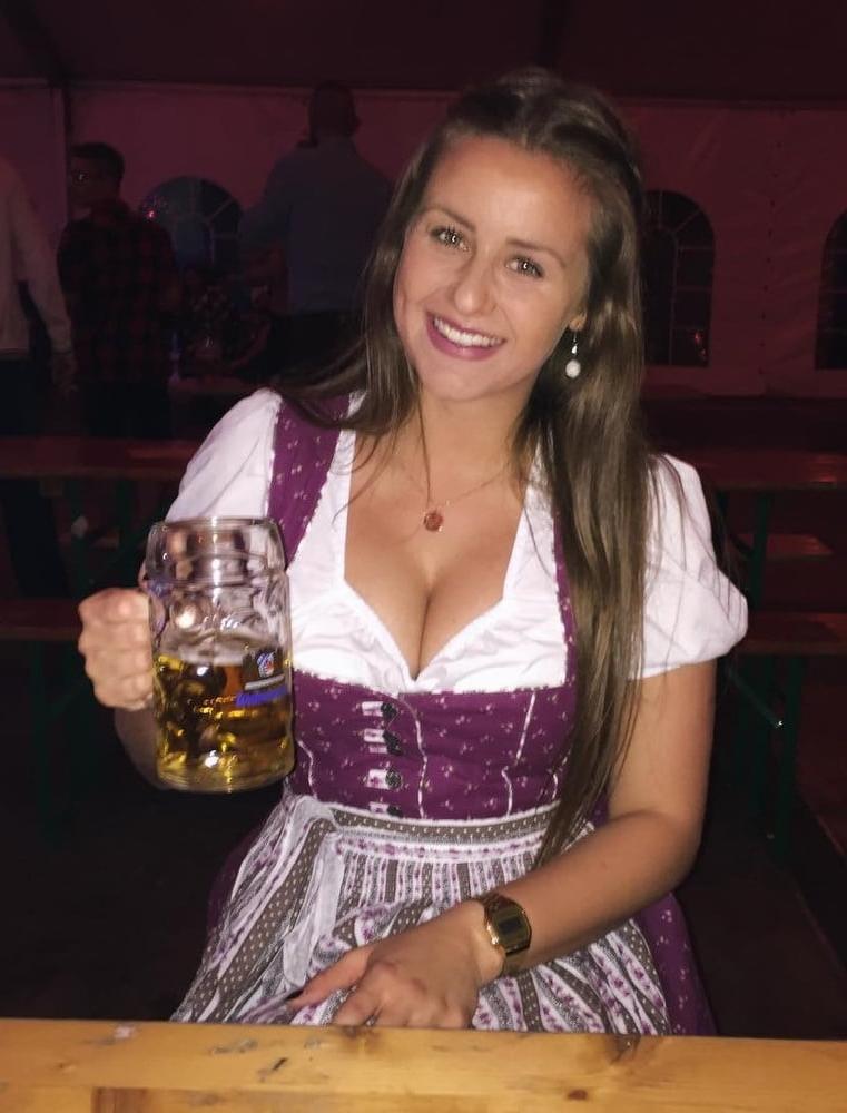 15P Sexy Dirndl Girls 391