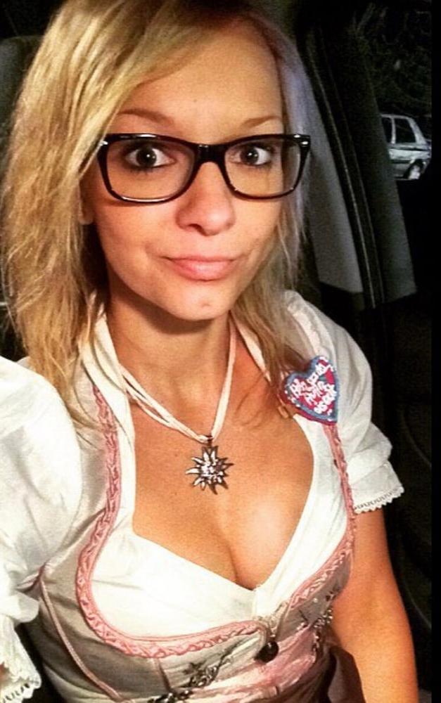15P Sexy Dirndl Girls 391