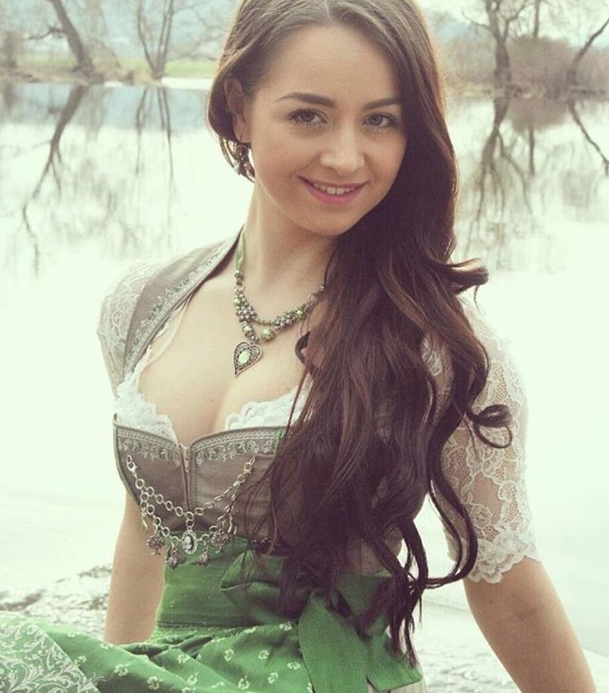 15P Sexy Dirndl Girls 391