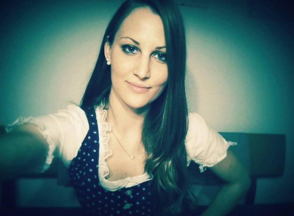 15P Sexy Dirndl Girls 391