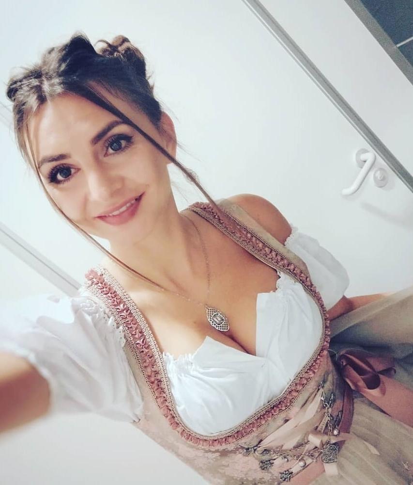 15P Sexy Dirndl Girls 391