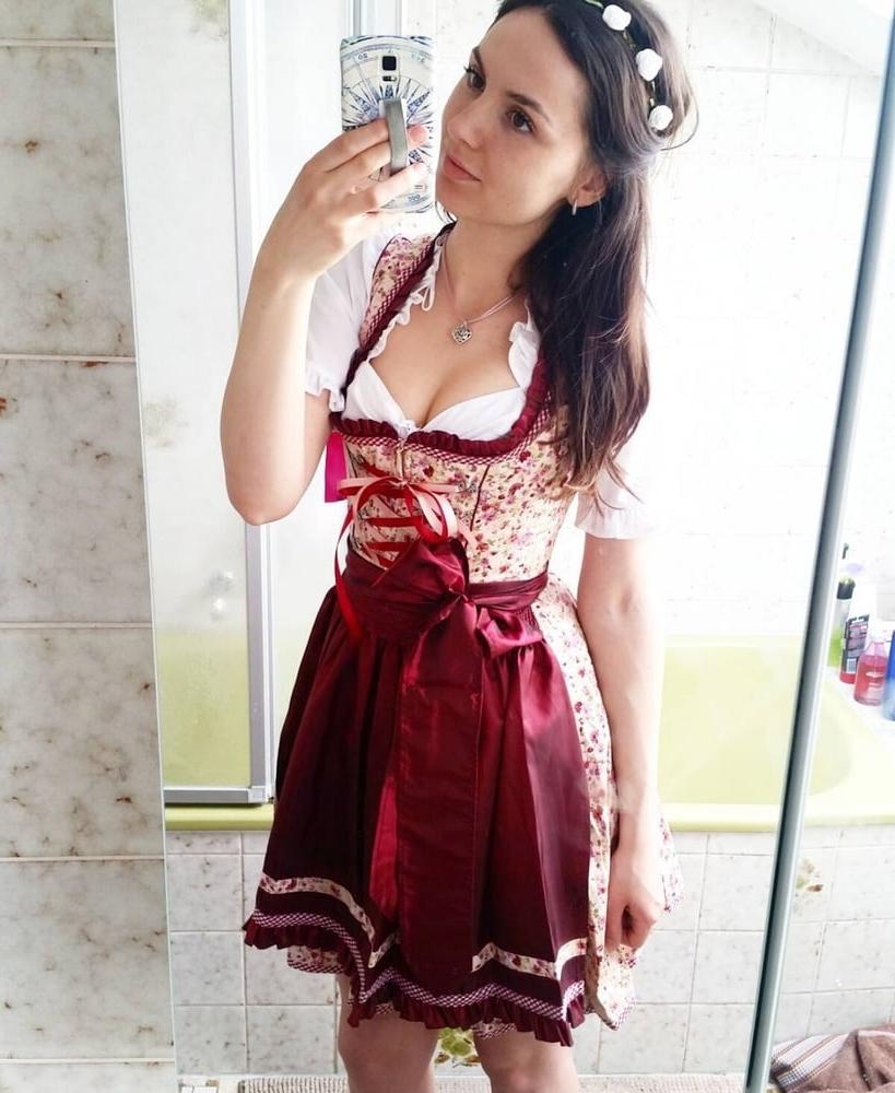 15P Sexy Dirndl Girls 391