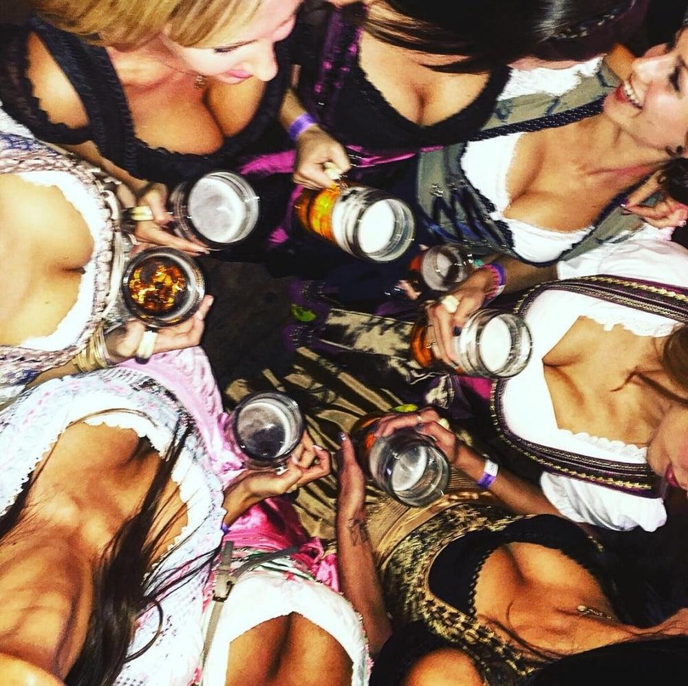 15P Sexy Dirndl Girls 391